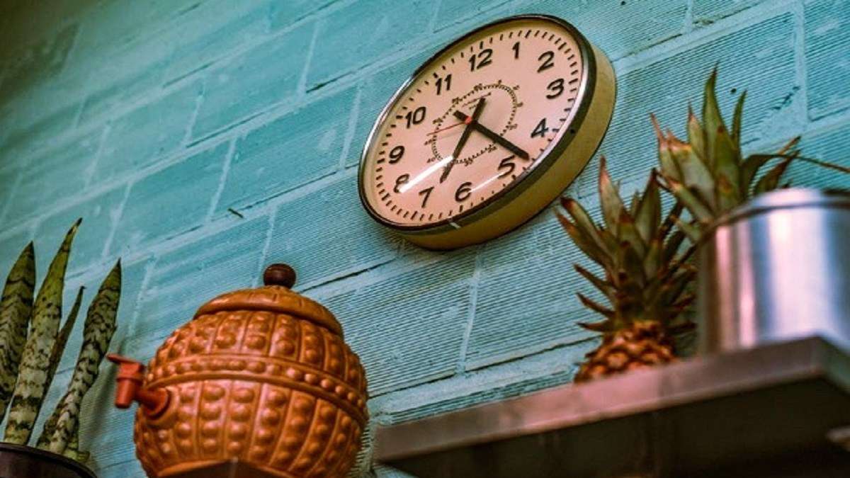 Wall Clock Vastu সৌভাগ্য ফেরাবে দেওয়াল ঘড়ি! ঘরের কোন দিকে টাঙাবেন
