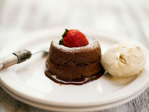 মোল্টেন চকো লাভা কেক উইথ ভ্যানিলা আইসক্রিম 