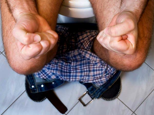 গাঢ় রঙের প্রস্রাব ও বর্ণহীন মল