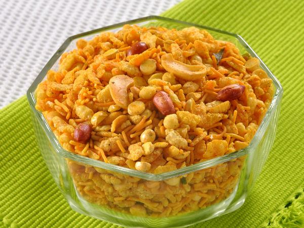 ভাজাভুজি বা চানাচুরঃ