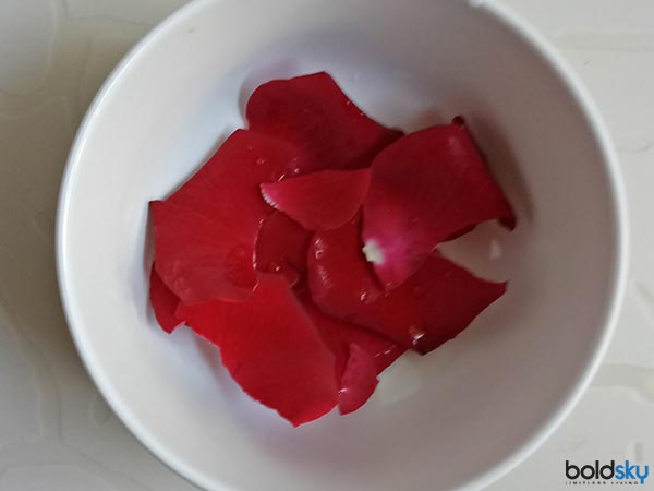 ৭. দই, গোলাপ জল আর অরেঞ্জ পিল পাউডার: