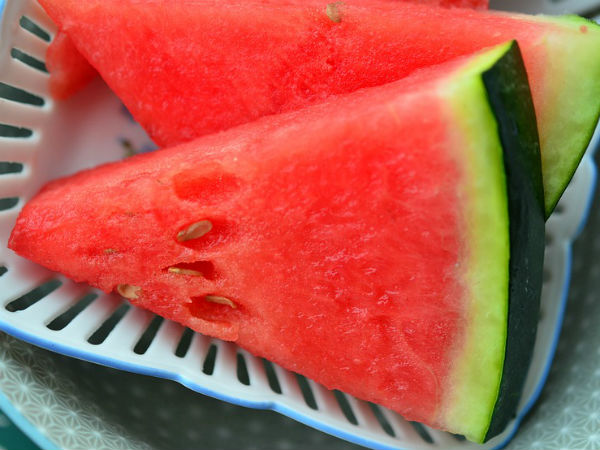 ২. তরমুজ খাওয়া শুরু করুন: