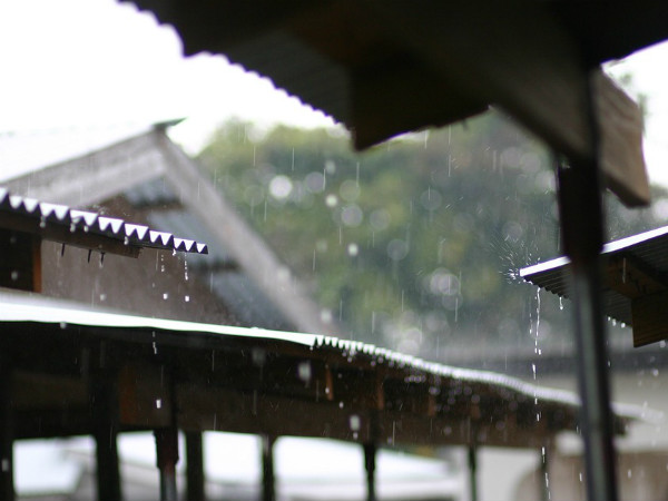৫. ভুলেও মাটিতে বসবেন না: