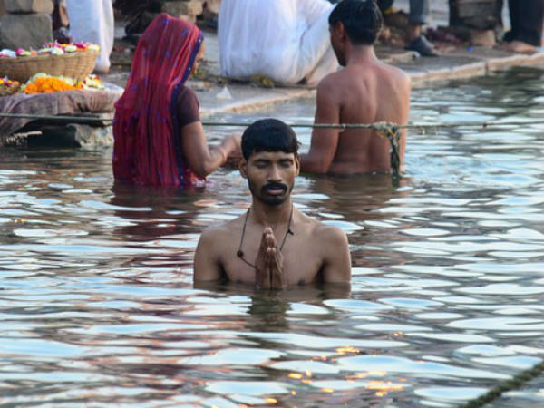 ১২. গঙ্গা জল রাখাটা জরুরি: