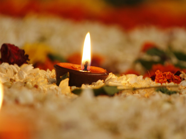 ৪. মৃত মানুষের ছবি ঠাকুর ঘরে রাখা চলবে না: