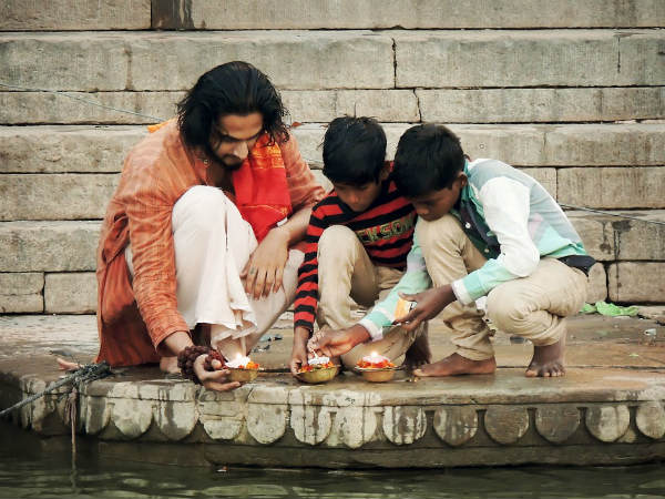 ১. ব্যাগ ভরে ভরে ঠাকুরকে প্রসাদ চরানো: