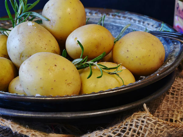 ৩. বলিরেখা কমায়: