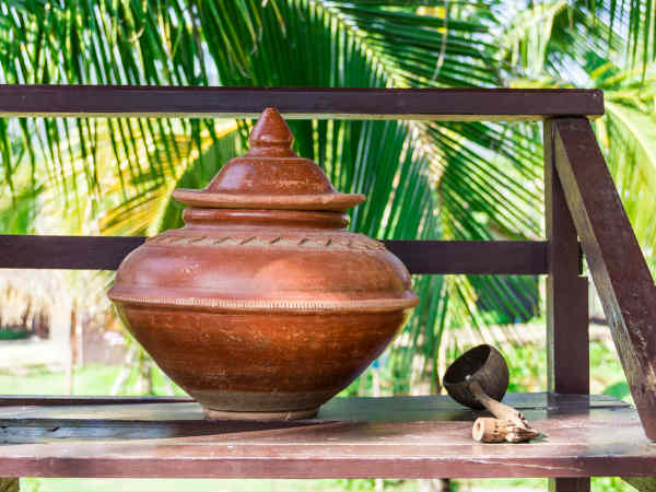 ৪. মাটির কলসি: