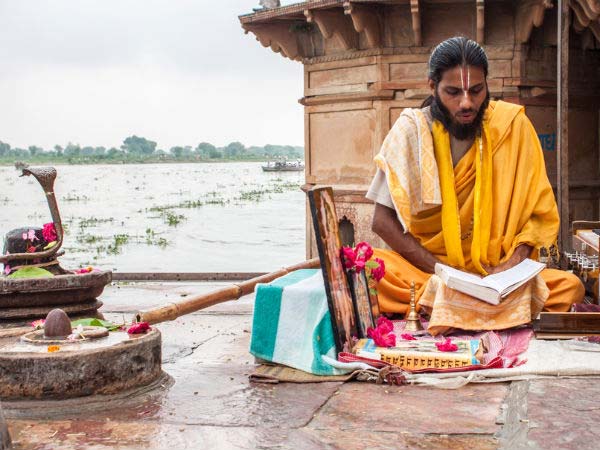 ৮. দুর্ঘটনার হাত থেকে রক্ষা মেলে:
