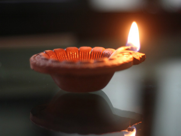 ১. প্রদীপ রাখার নিয়ম: