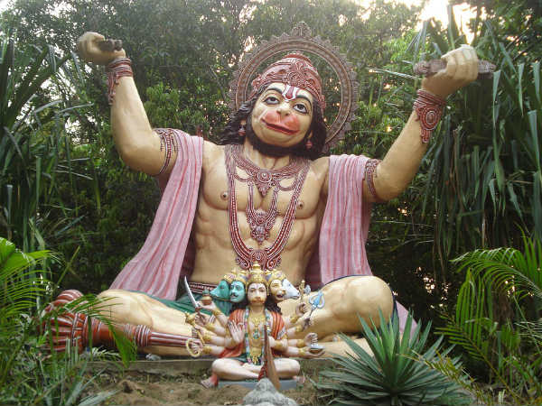 ২. সাদা মূর্তি: