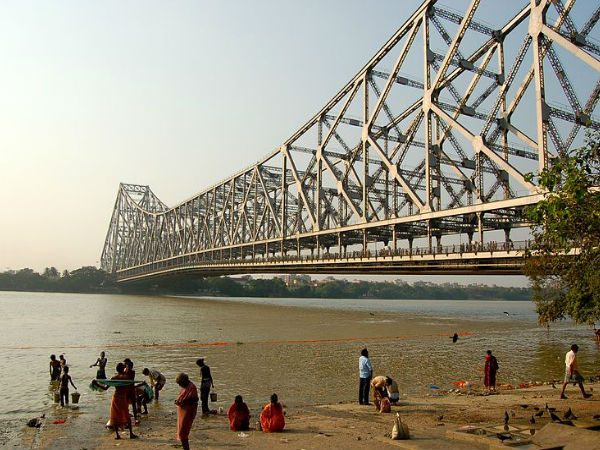২. হাওড়া ব্রিজের নিচে: