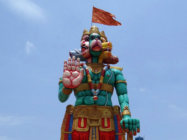৫. শ্রী রামের পুজো করছেন তার ভক্ত:
