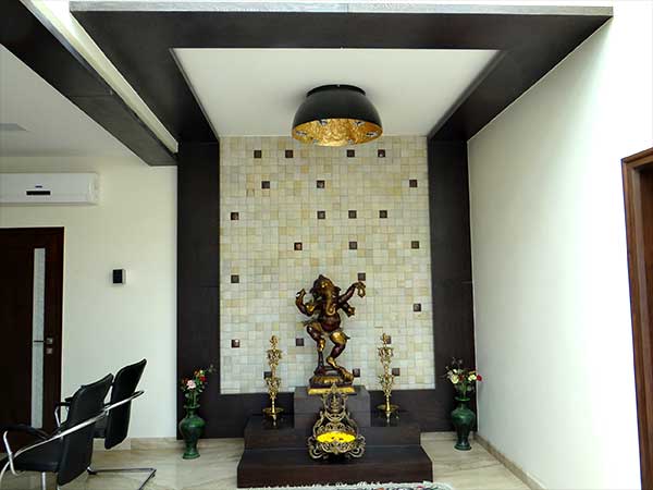 ৬.ঠাকুর ঘরের রং: