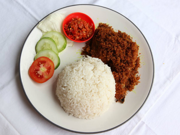 ২. খাবার নষ্ট করা: