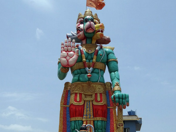 ৪. গদা হাতে দাঁড়িয়ে সর্বশক্তিমান:
