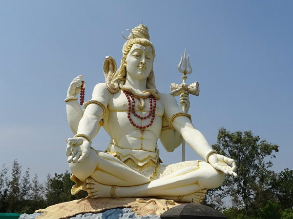 ৩. দেবের ছবি রাখতে হবে উত্তর দিকে: