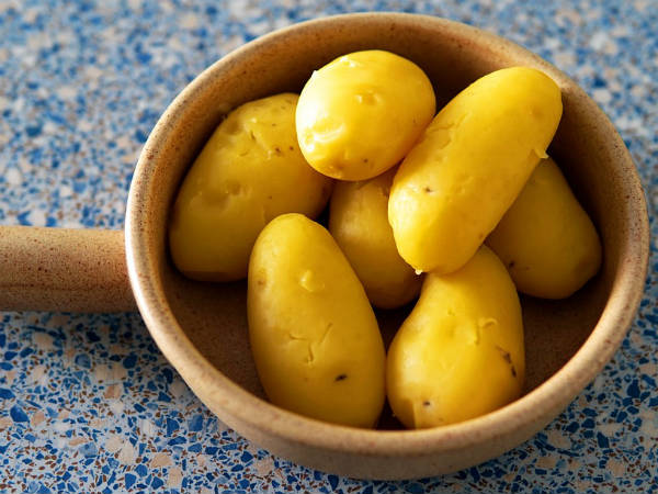 ৬. ভিটামিন সি-এর যোগান ঠিক রাখে: