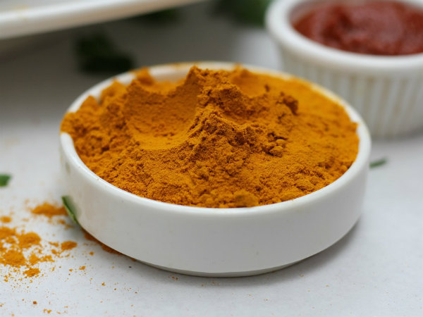 ৭. অ্যালো ভেরা ও হলুদ: