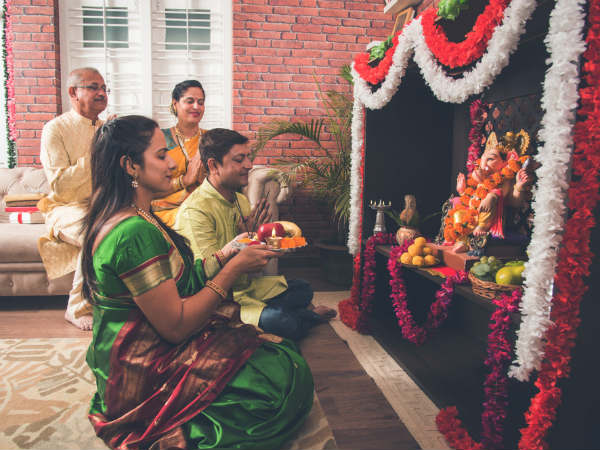 ১. পুজোর সময় ফুল নিবেদন করতে ভুলবেন না: