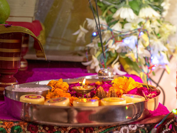 ৯. ঠাকুরের মূর্তি ভুলেও মুখোমুখি নয়: