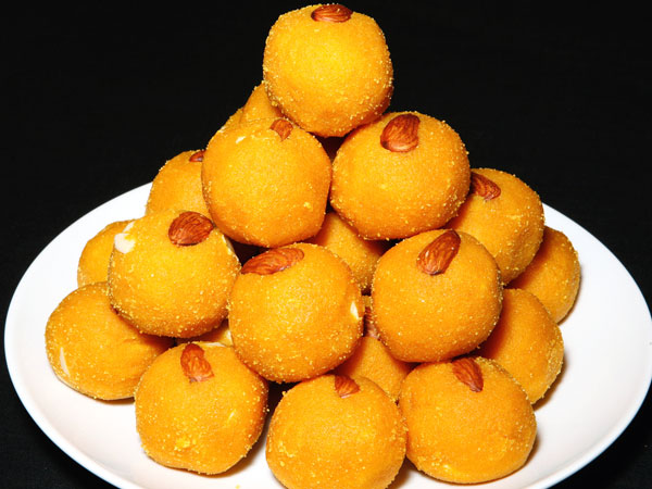 ৪. হলুদ লাডডু:
