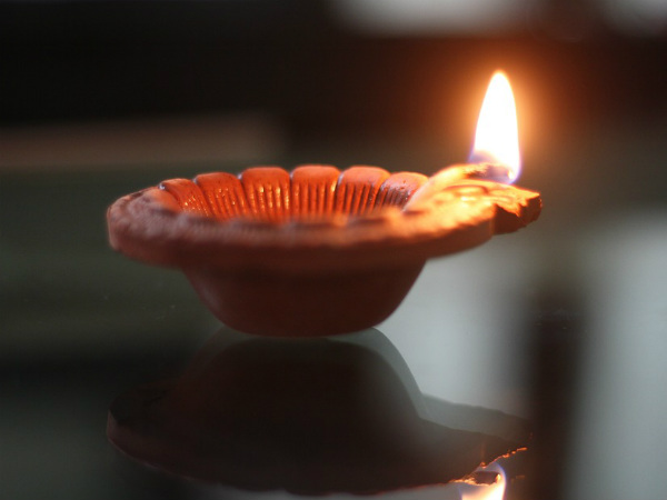 ৩. গোলাপ জলে ভেজানো সলতে: