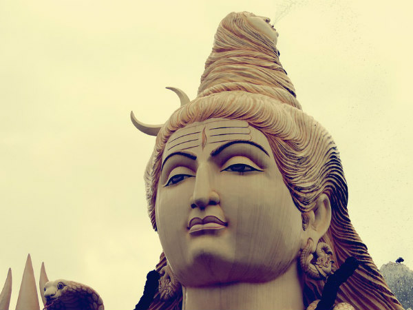 ৮. শনি দেবের বক্র দৃষ্টি পরার আশঙ্কা যায় কমে:
