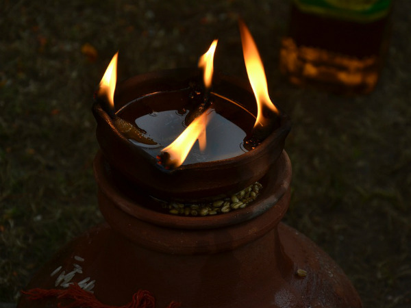 ২. প্রদীপ এবং লবঙ্গ: