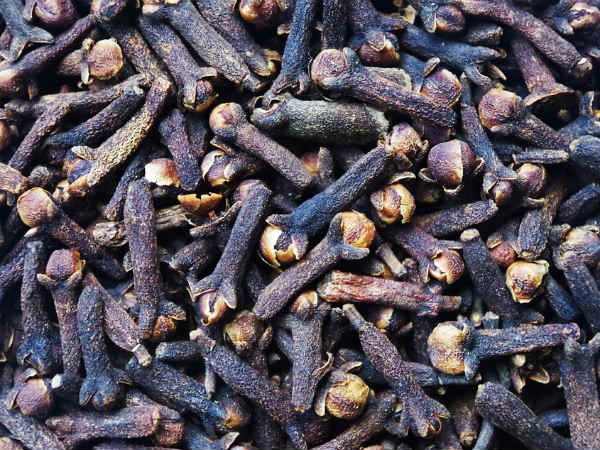 ৩. লবঙ্গ এবং ভাগ্য: