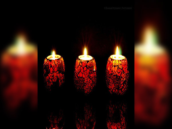 সৌখিন সামগ্রী দিয়ে সাজান