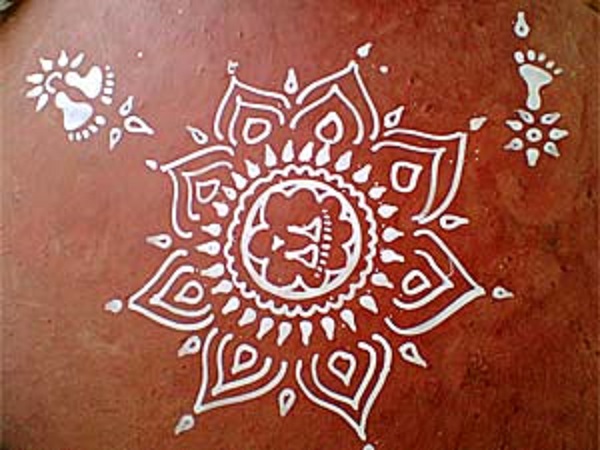 সুন্দর আল্পনা দিতে পারেন