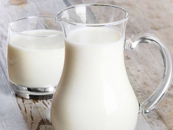 ১) দুধ