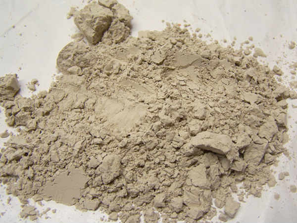 ৩) হলুদ, মুলতানি মাটি এবং গোলাপ জল