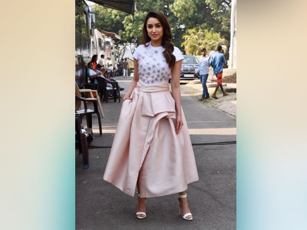 ২) লতা মঙ্গেশকরের আত্মীয়