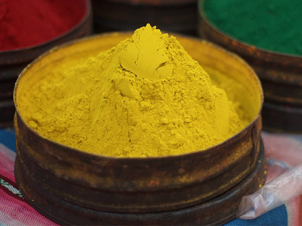৪) হলুদ রঙ