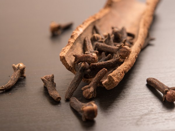 ৯) শুকনো কাশি ও গলা ব্যথা
