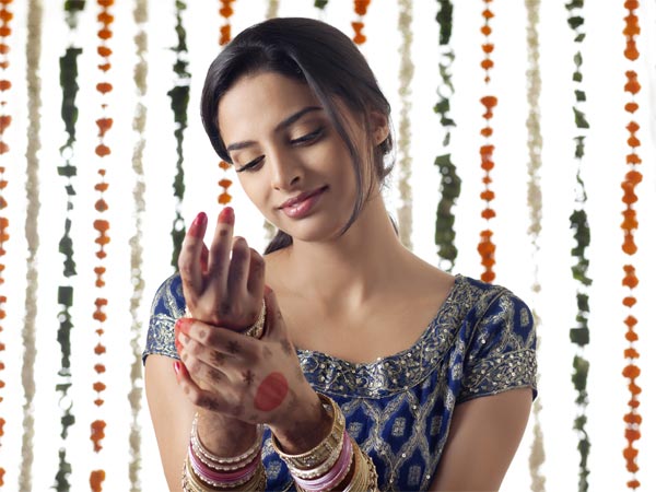 নিজের ঘর থেকে বেরোনোর জন্য প্রস্তুত হওয়া