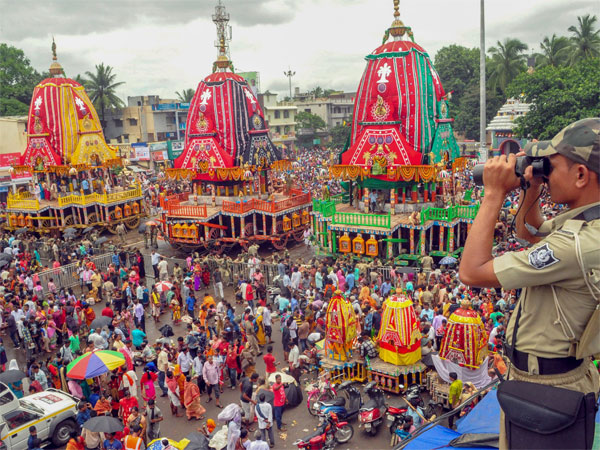 যাত্রায় তিনটি রথ থাকে