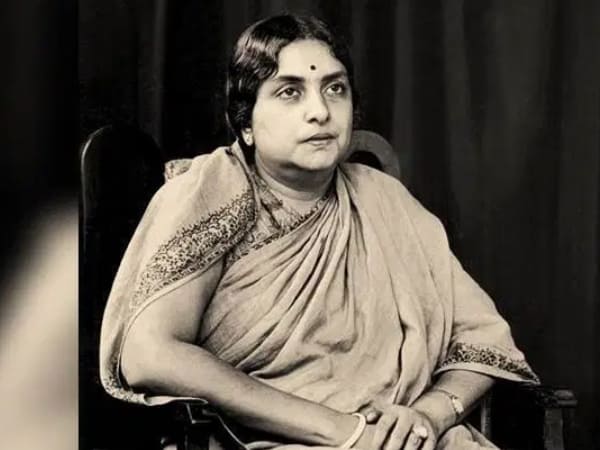 ১) কমলাদেবী চট্টোপাধ্যায়