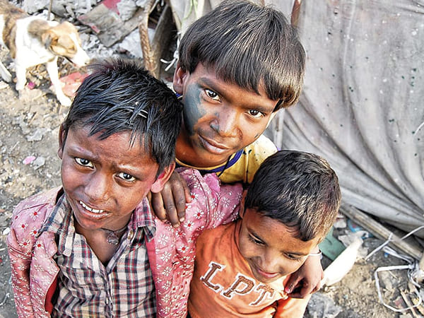 ৬) দরিদ্র ও অভাবীদের সহায়তা করুন