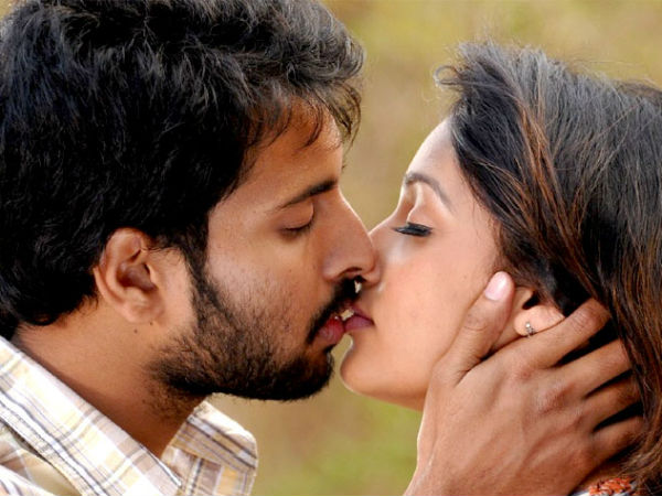 ১) প্রতিচ্ছবিতে চুম্বন