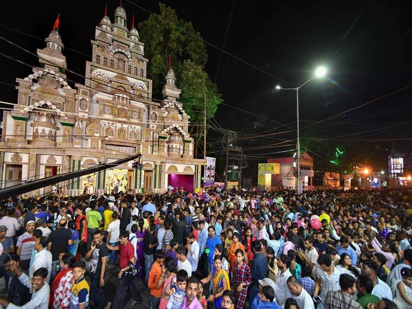 প্রতিটি জায়গায় জনস্রোত :