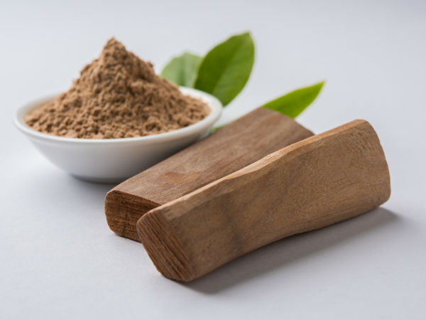 ৪) গোলাপ জল ও চন্দন পাউডারের ফেসপ্যাক
