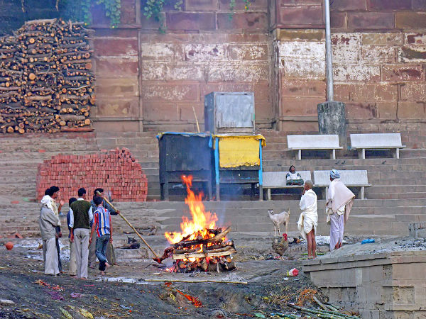 ৮) শবদাহের পর স্নান করা