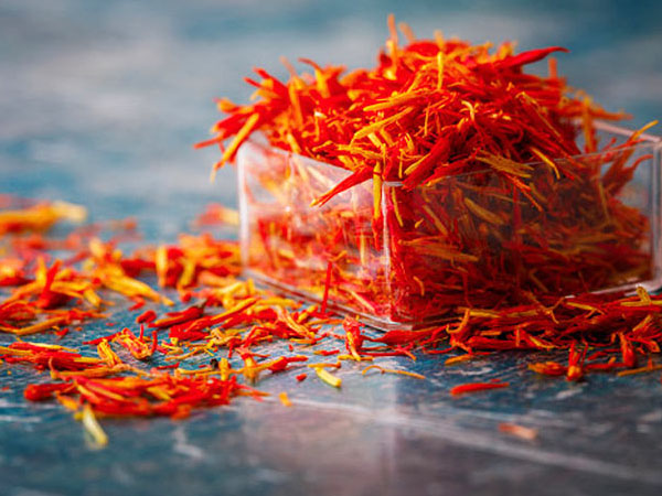 চালের গুঁড়ো এবং কেশর