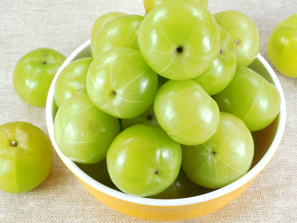১) আমলকি টুকরো করে ফ্রিজে রাখুন