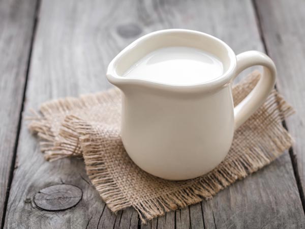 দুধ ও তুলো ব্যবহার করুন