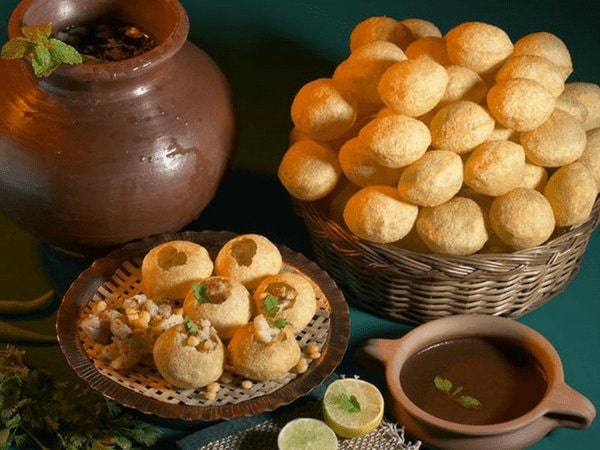 ফুচকা খেতেও পছন্দ করেন
