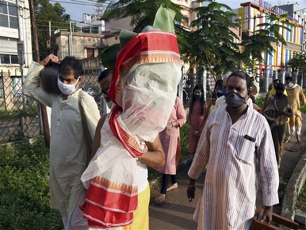 ২) মহাসপ্তমীতে নবপত্রিকা বা কলা বউ স্নান